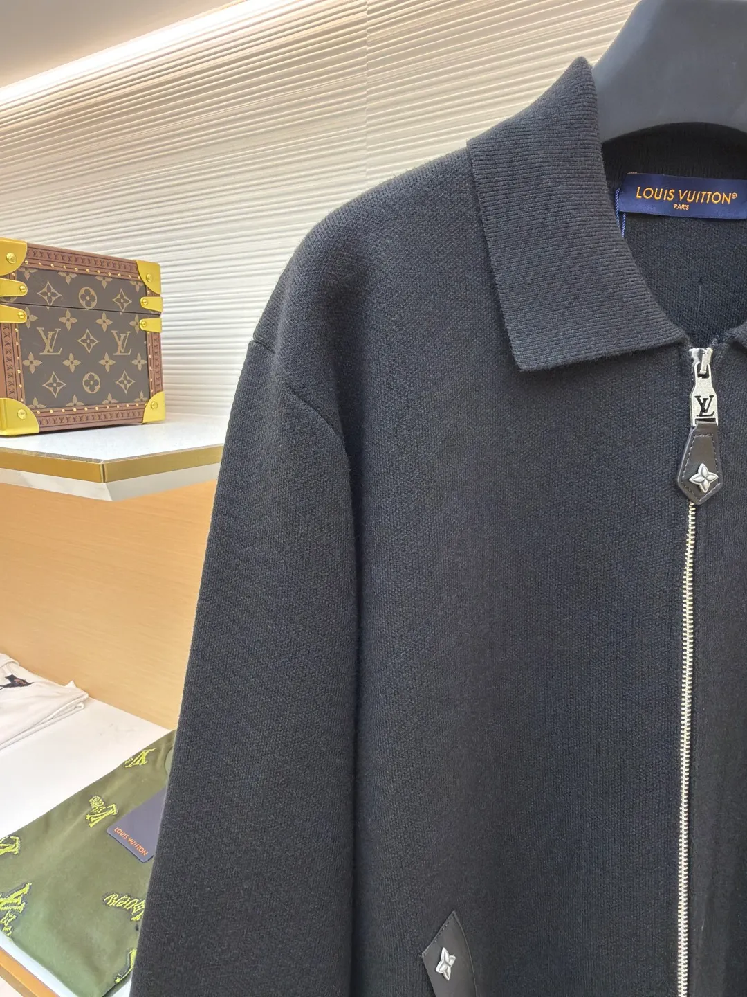 LOUIS VUITTON Leather knitted wool zipper cardigan ●Original version: 21600 purchase and development ●Item number: 1680785-B10 ●Fabric: wool fabric ●Technology: laser cutting ●Version: fitted version ●Weight: about 1080 grams ●Size: S-M-L-XL ●Description: Made of merino wool fabric. This wool material has 78% wool content and is a wool yarn with ultra-high wool content. The loom-finished clothes contain 22% cotton, making the clothes more suitable for the upper body. The pocket zipper leather is custom-cut from cowhide, and the slider decoration is also decorated with leather to add a more high-end aspect. The iconic LOGO is embossed on the back panel. The zipper is a No. 5 zipper, electroplated with white copper material, and laser cutting to hollow out the LV logo, which is a very heavy-duty one. This knitted belted jacket is made of sheep wool and features leather details such as edged pockets and Monogram floral rivet zipper pulls for a modern feel. It can be worn as a jacket or coat, or paired with a shirt or T-shirt. Knitted shirt-style collar, ribbed cuffs and hem, zip closure with logo zip puller trim pockets at front, and logo metal rivet accent tag at rear. The overall wiring is straight and delicate, the fabric is comfortable and soft, and the color is consistent without color difference. It can be matched with the same style to create a fashionable look and control various occasions. Customized accessories, complete with three standards, same style for men and women!